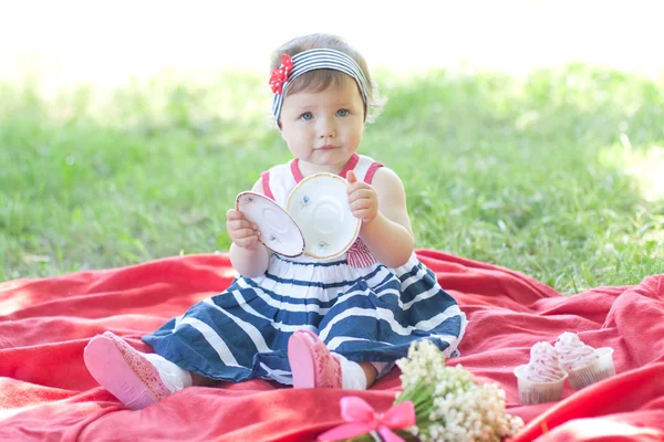 Nettes kleines Mädchen beim Picknick — Stockfoto