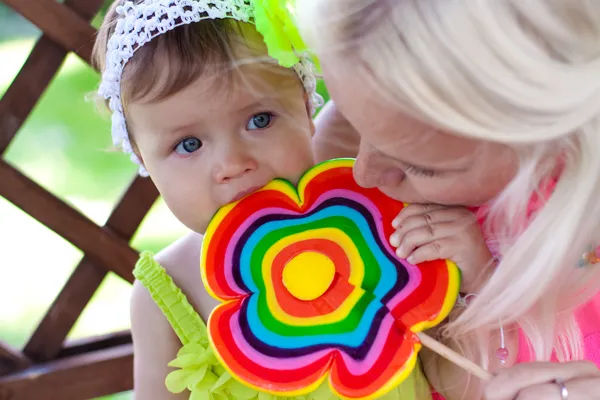 Matka a dcera jíst sladké bonbóny — Stock fotografie