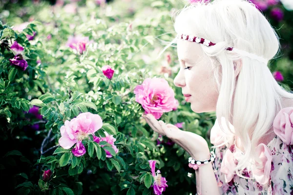 Frau mit blonden Haaren und rosa Rosen — Stockfoto