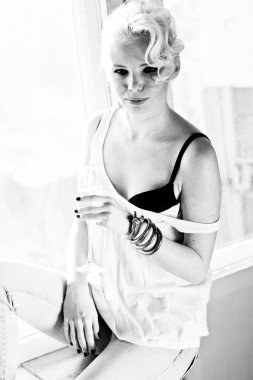 Şampanya ile siyah beyaz sarı saçlı manken