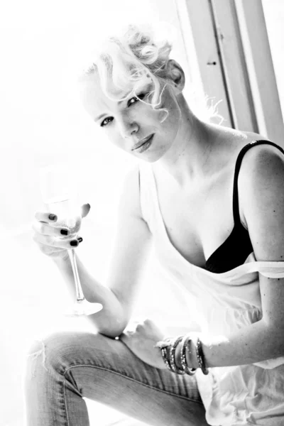 Black and white blond hair fashion model with champagne — Stock Photo, Image