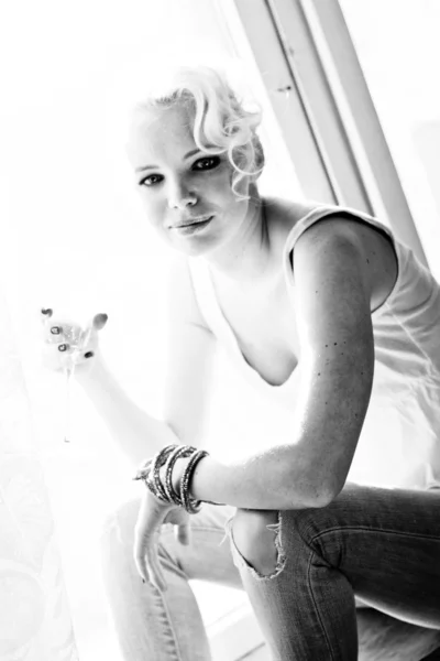 Black and white blond hair fashion model with champagne — Stock Photo, Image