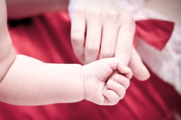 Mutter und Tochter halten sich die Hände — Stockfoto