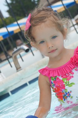 Şirin Bebek kız havuzda eğleniyor