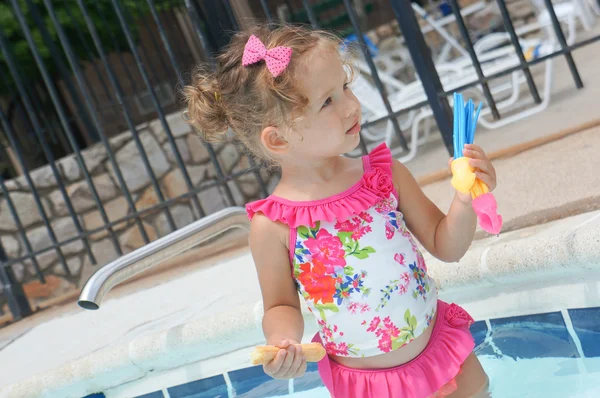 Linda niña se divierte en la piscina — Foto de Stock