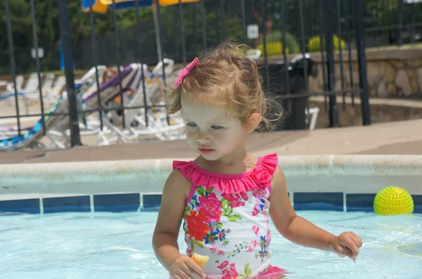 Linda niña se divierte en la piscina — Foto de Stock