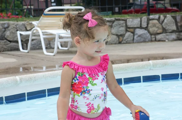 Cute baby girl is having fun in the pool — Stock Photo, Image