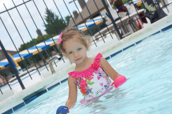 귀여운 아기 여자 수영장에서 재미는 — 스톡 사진