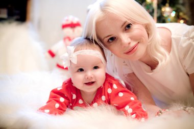 Noel sarı saçlı anne ile kız bebek