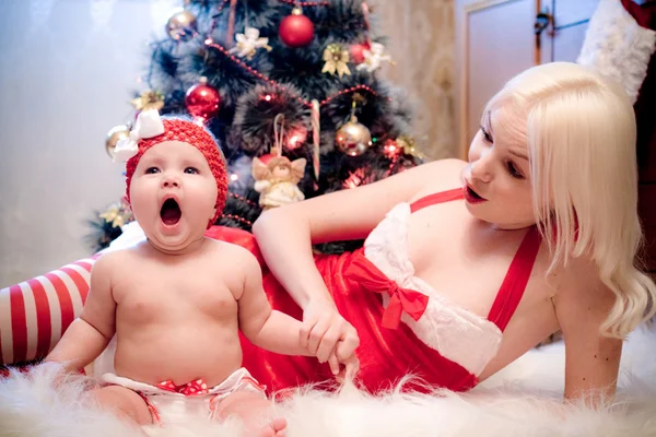 Niña de Navidad con cabello rubio madre — Foto de Stock