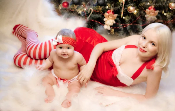 Noel sarı saçlı anne ile kız bebek — Stok fotoğraf
