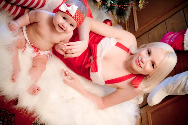 Christmas babymeisje met blond haar moeder — Stockfoto