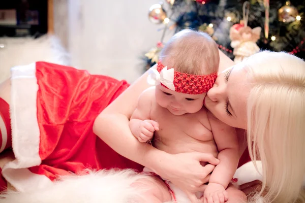 Christmas flicka med blont hår mamma — Stockfoto