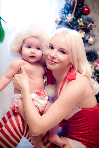 Noel sarı saçlı anne ile kız bebek — Stok fotoğraf