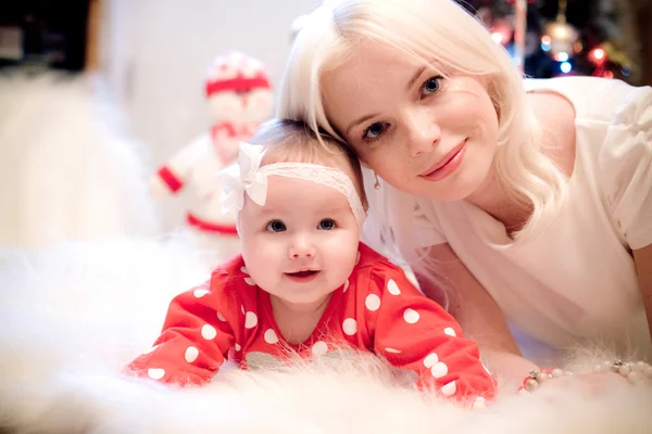 Boże Narodzenie dziecka dziewczyna z matką blond włosy — Zdjęcie stockowe