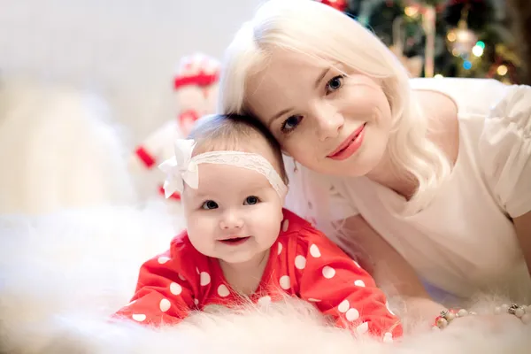 크리스마스 아가 금발 머리 어머니와 함께 — 스톡 사진