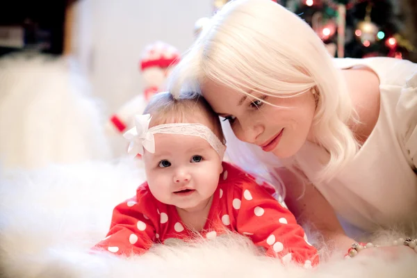 Рождественская девочка со светлыми волосами — стоковое фото