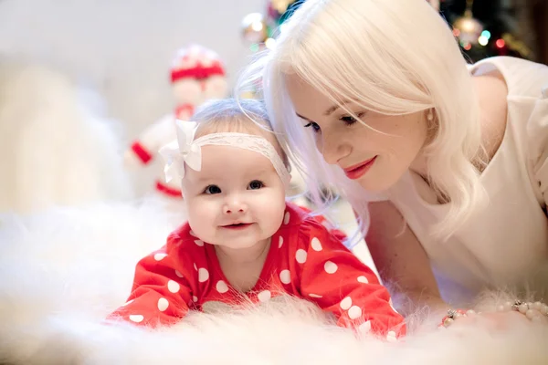 Niña de Navidad con cabello rubio madre — Foto de Stock