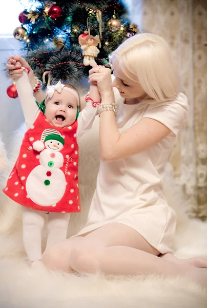 Bebé de Navidad con vestido de muñeco de nieve y madre — Foto de Stock