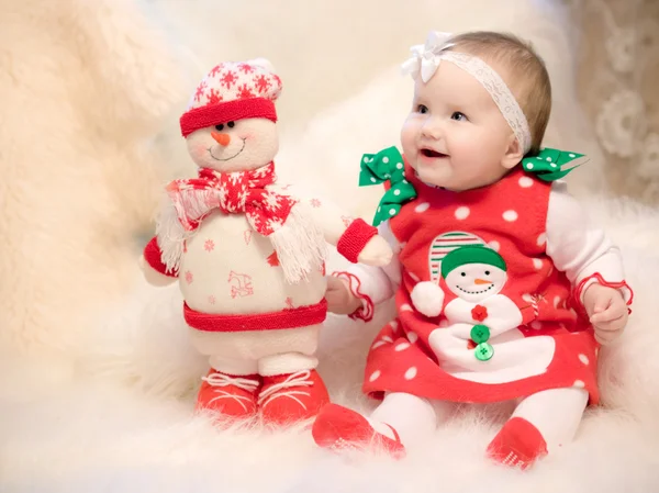 Babygirl Vánoční sněhulák a cukroví — Stock fotografie