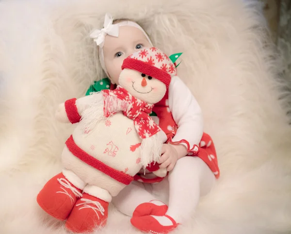 Jul babygirl med snögubbe och godis — Stockfoto