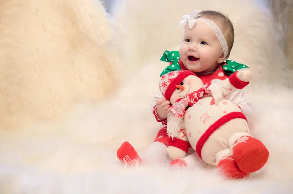 Jul babygirl med snögubbe och godis — Stockfoto