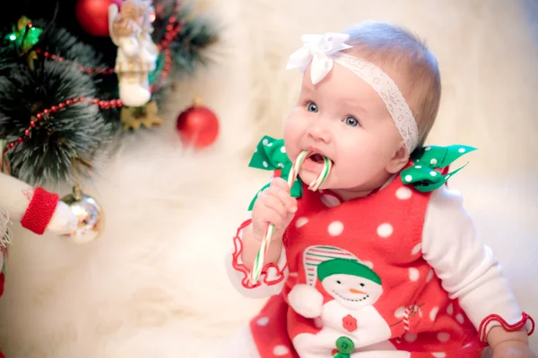 Рождественская девочка со снеговиком и конфетами — стоковое фото