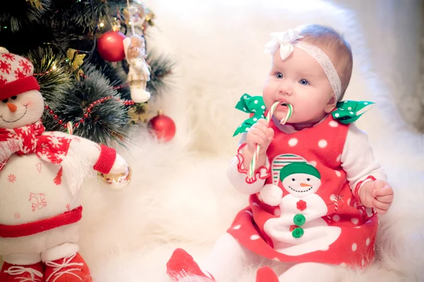 Neonato di Natale con pupazzo di neve e caramelle — Foto Stock