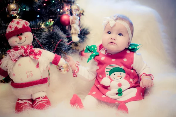 Niña de Navidad con muñeco de nieve y dulces — Foto de Stock