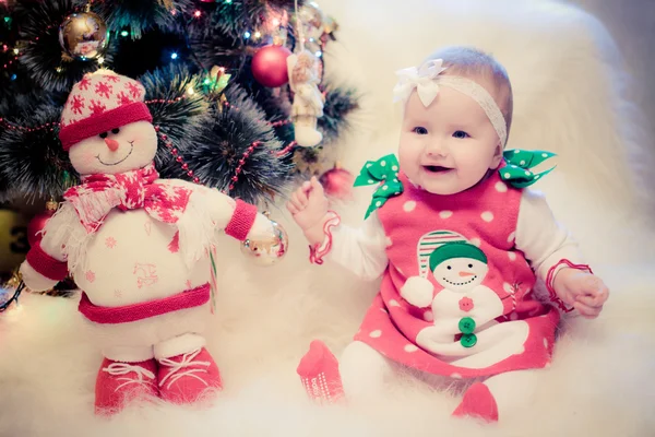 Niña de Navidad con muñeco de nieve y dulces — Foto de Stock