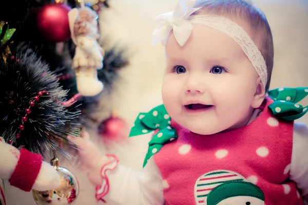Jul babygirl med snögubbe och godis — Stockfoto