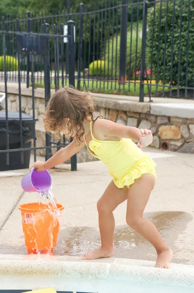 Niedliches Baby Mädchen hat Spaß im Pool — Stockfoto