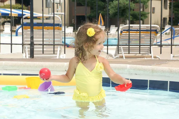 Linda niña se divierte en la piscina — Foto de Stock