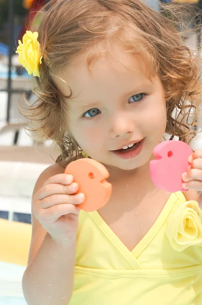 Linda niña se divierte en la piscina — Foto de Stock