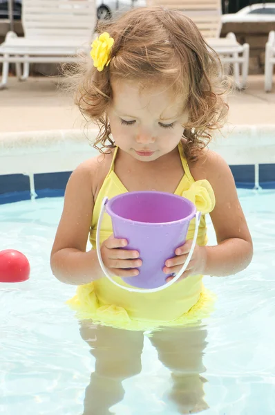 Linda niña se divierte en la piscina — Foto de Stock