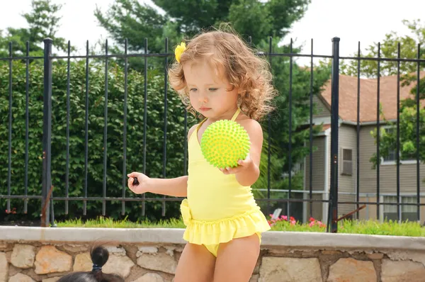 Niedliches Baby Mädchen hat Spaß im Pool — Stockfoto