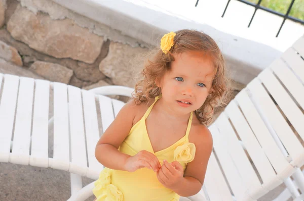 Linda niña se divierte en la piscina — Foto de Stock