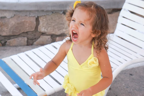 Carino bambina si sta divertendo in piscina — Foto Stock