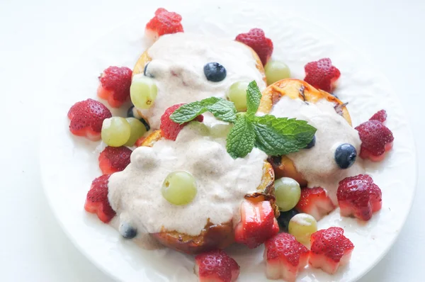 Ensalada de frutas con yogur — Foto de Stock