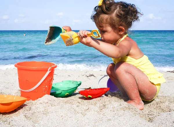 Bebé chica es divertirse en la playa — Foto de Stock