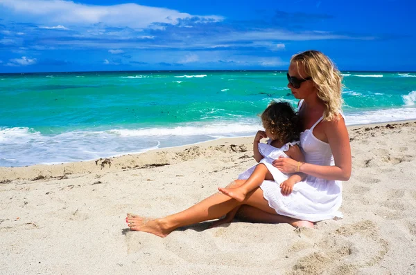 Matka a dcera se baví na pláži — Stock fotografie