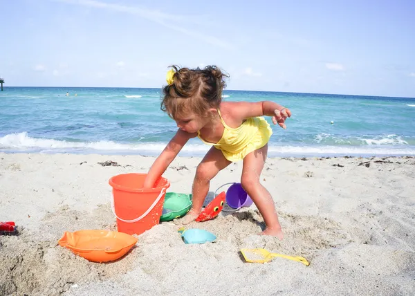 Niña de dos años en la playa — Foto de Stock