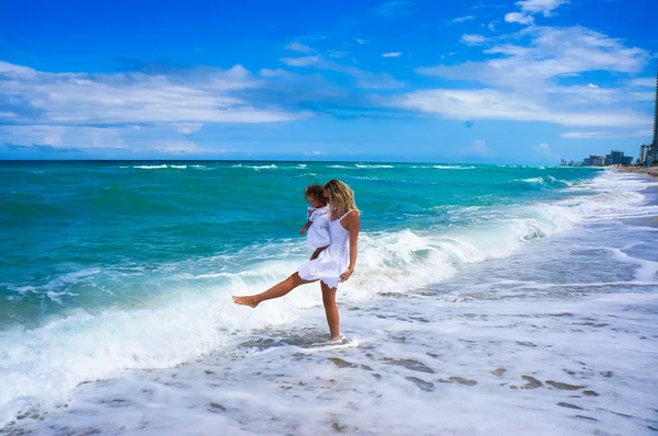 Madre e hija se divierten en la playa — Foto de Stock