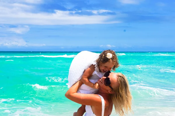 Mutter und Tochter amüsieren sich am Strand — Stockfoto