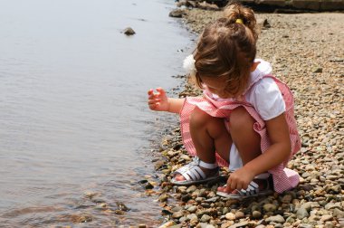 Şirin Bebek kız doğa keşfetmek