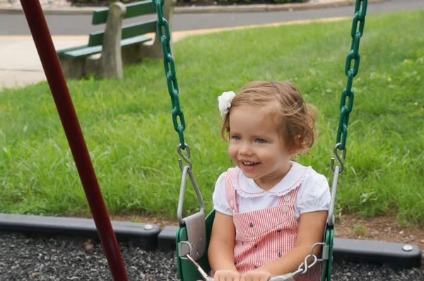 Niña balanceándose — Foto de Stock