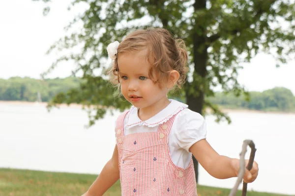 Carino bambina sta esplorando la natura — Foto Stock