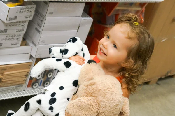 Мила дівчинка з іграшками — стокове фото