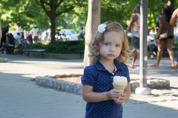 Linda niña está comiendo helado. — Foto de Stock