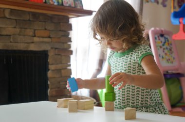 Şirin Bebek kız tahta bloklarla oynama